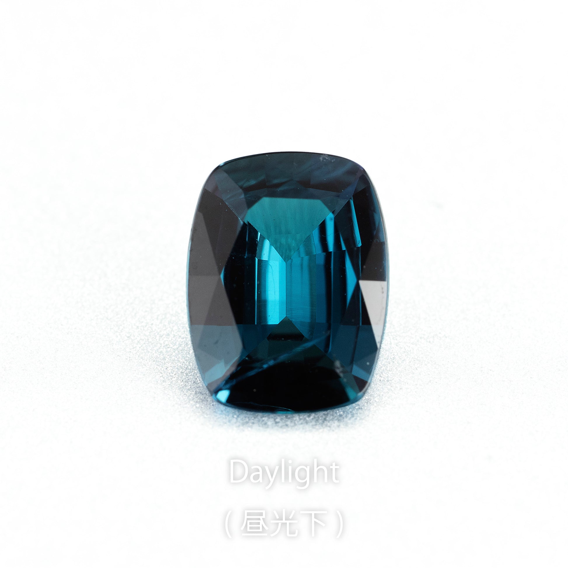 アレキサンドライト 0.43ct 昼光下での発色