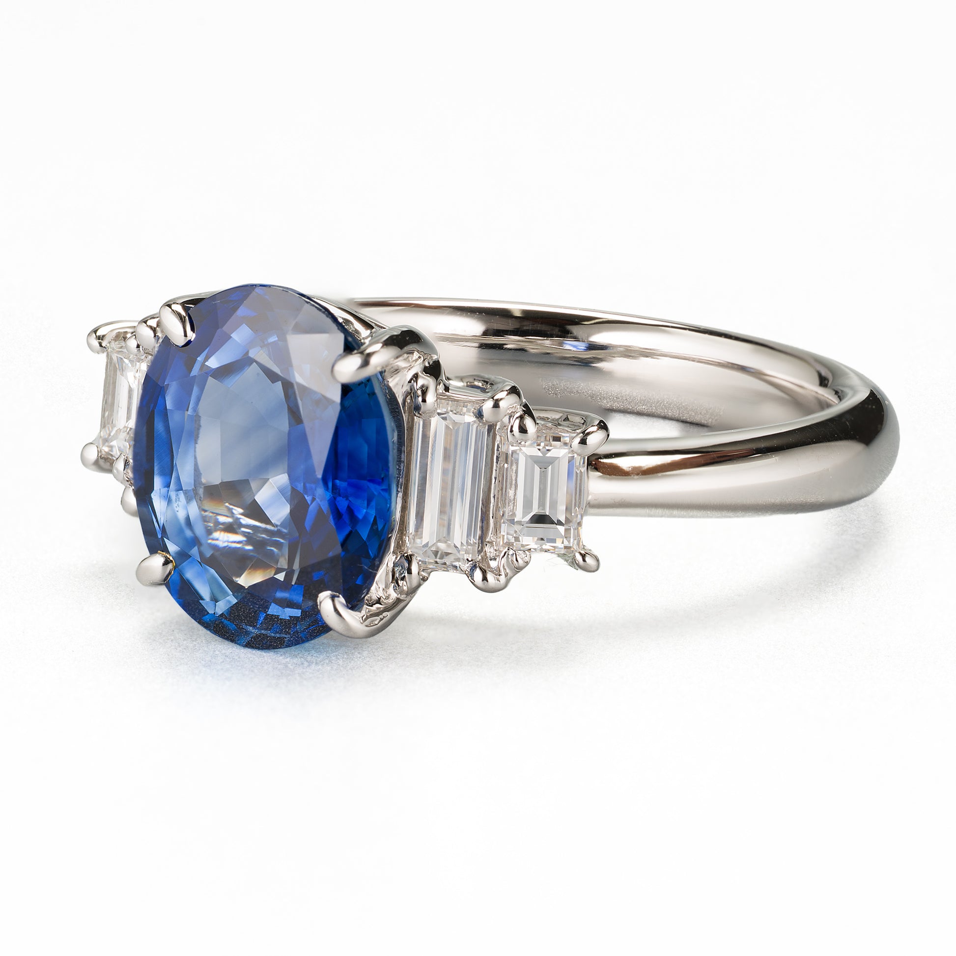 サファイアxダイヤモンド プラチナ製リング S: 2.84 ct D: 0.48ct Pt900 GIA　斜めからの写真