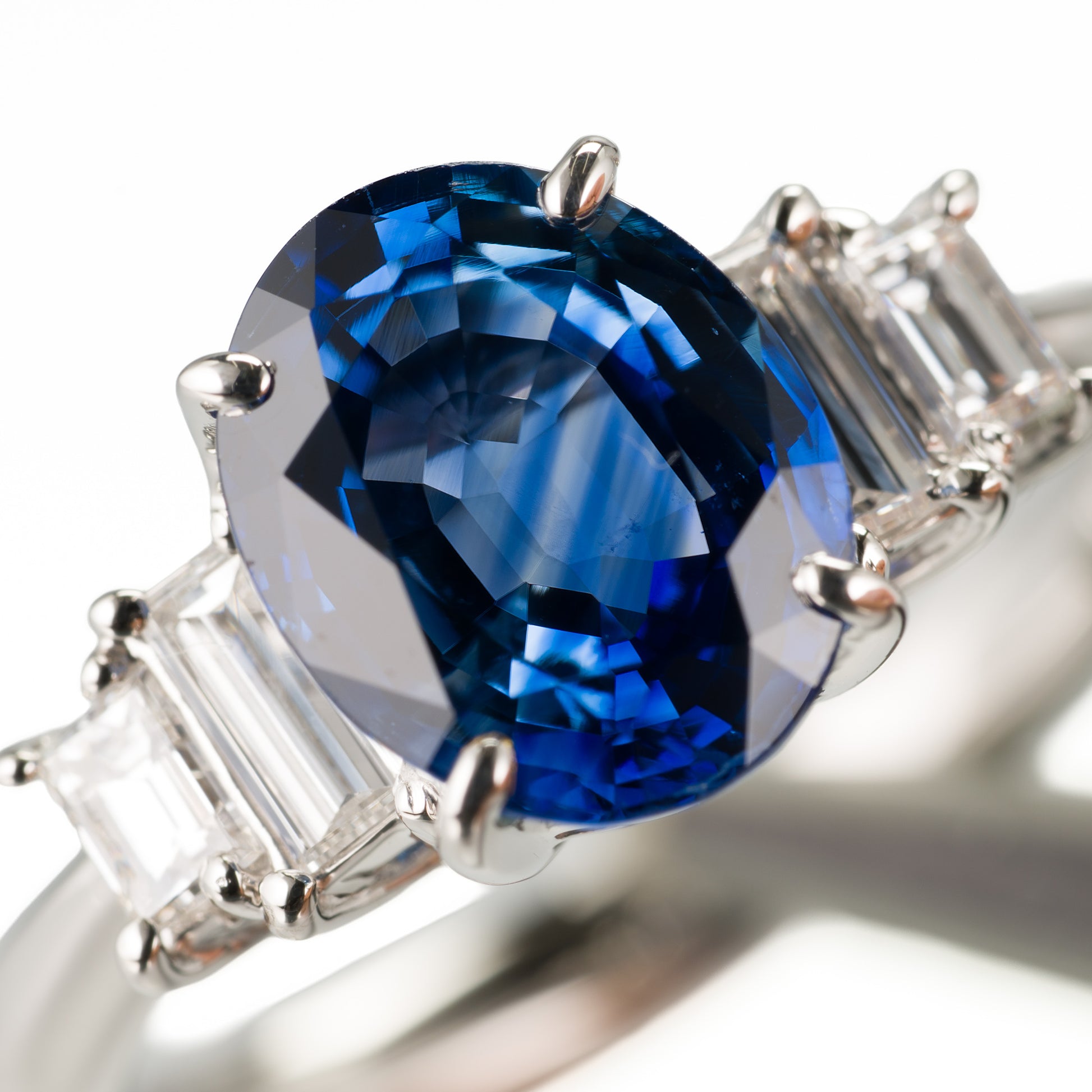 サファイアxダイヤモンド プラチナ製リング S: 2.84 ct D: 0.48ct Pt900 GIA　サファイア拡大写真