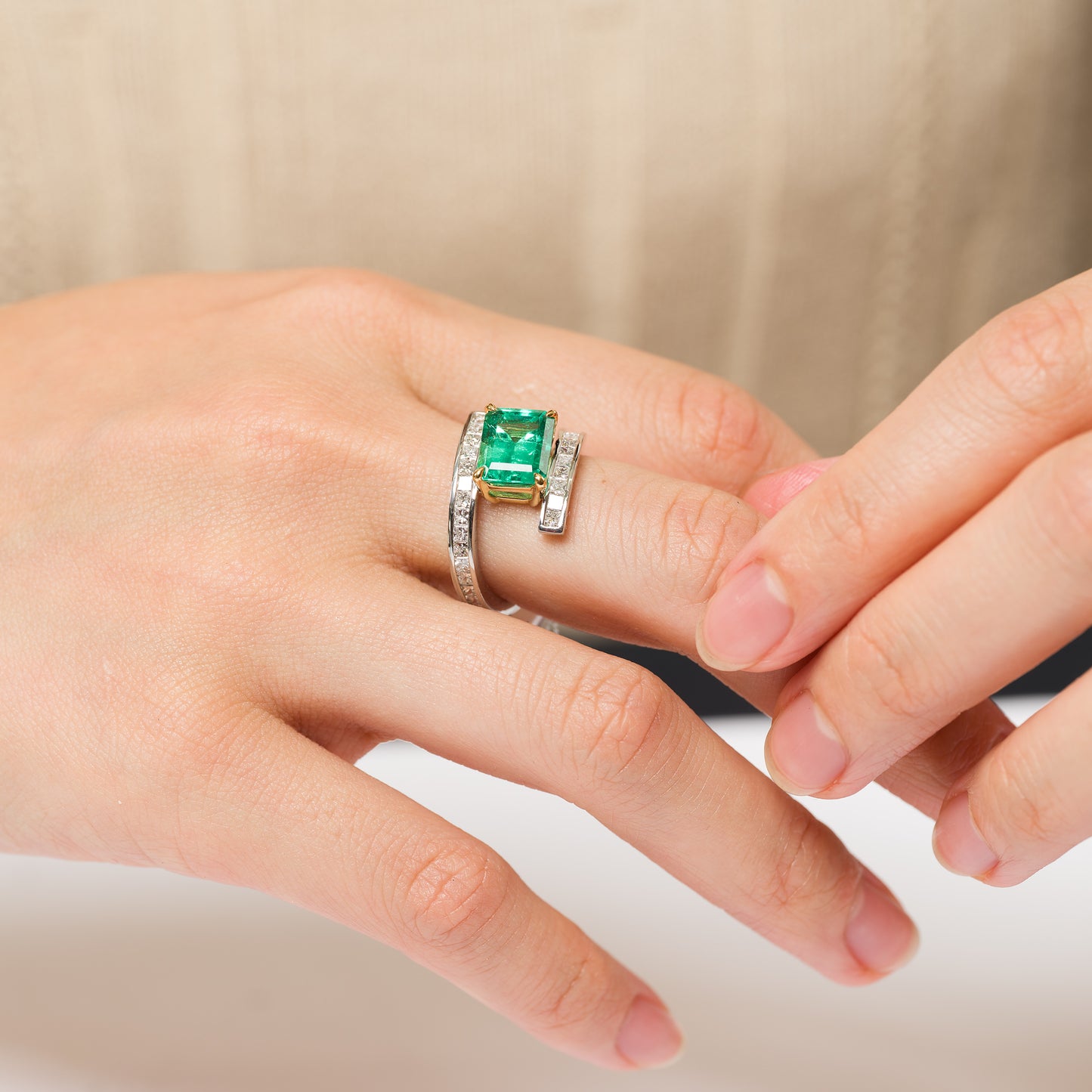 ZUISHO | 2.61ct コロンビア産エメラルドxダイヤモンド プラチナ製リング E:2.61ct D:1.10ct Pt950/K18YG GIA　着用写真　手元
