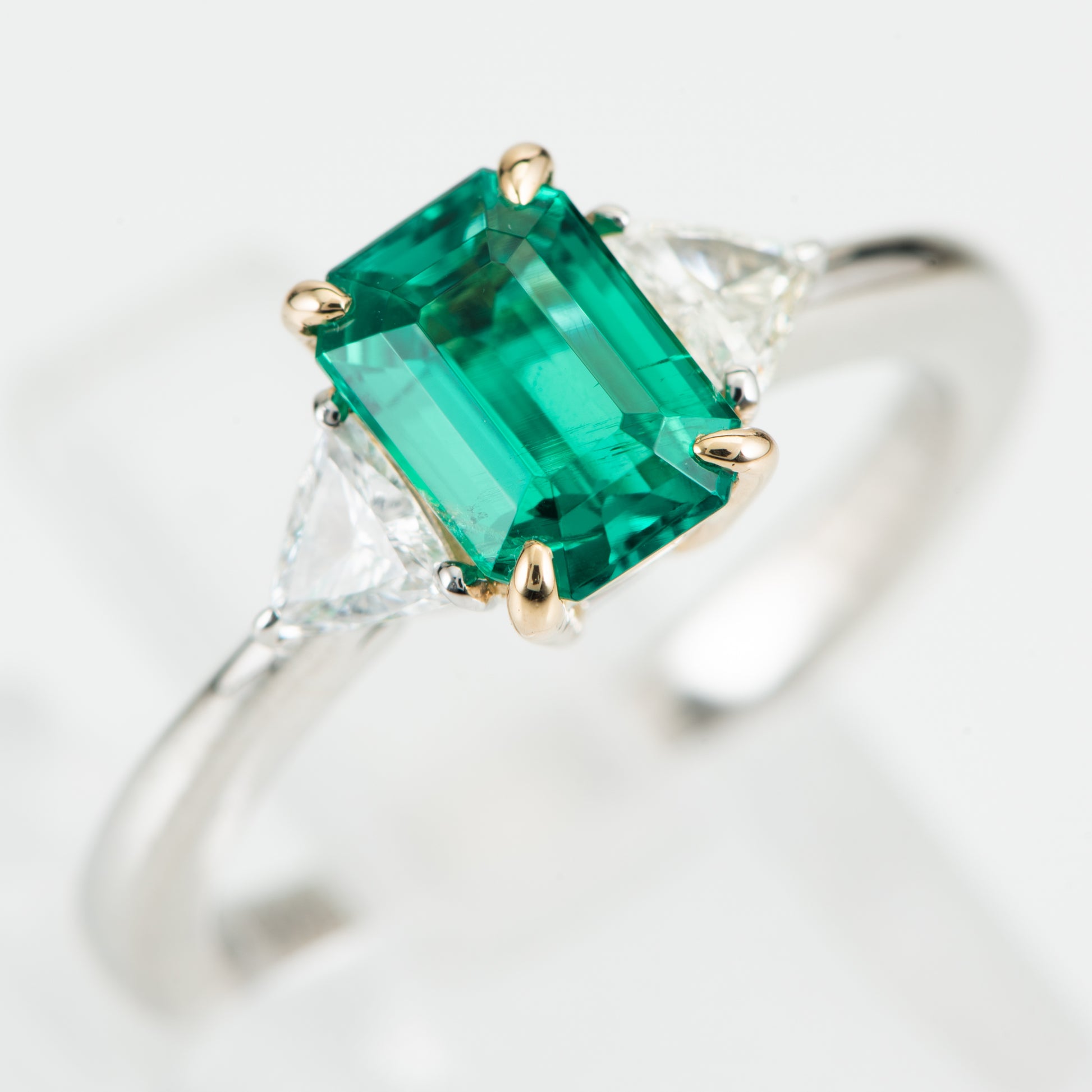 0.92ct コロンビア産エメラルドxダイヤモンド プラチナ製リング E:0.92ct D:0.24ct Pt950/K18YG GIA