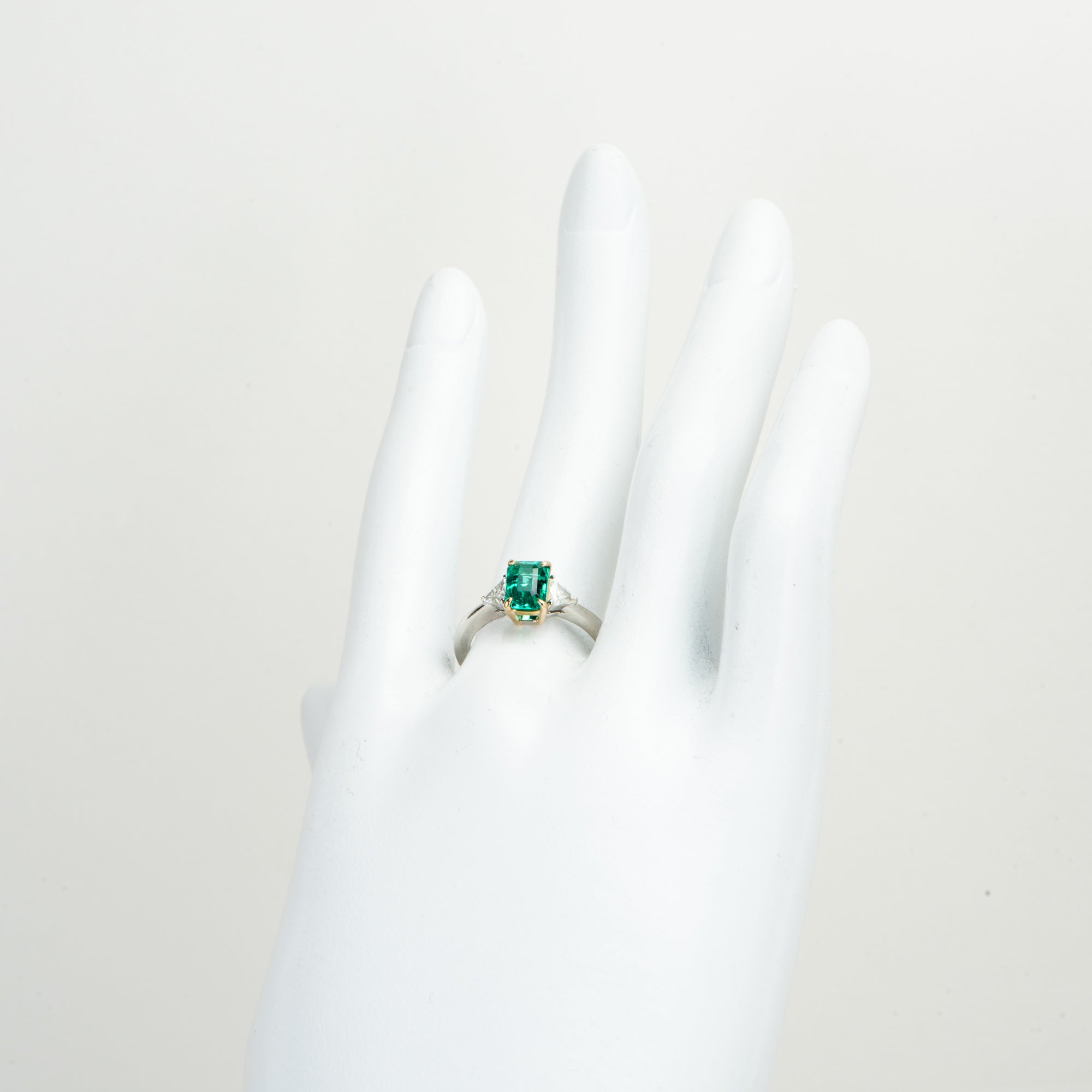 0.92ct コロンビア産エメラルドxダイヤモンド プラチナ製リング E:0.92