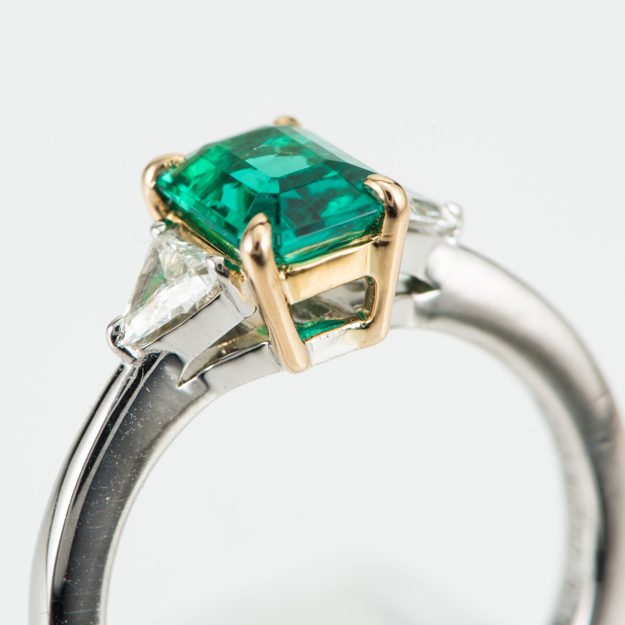 0.92ct コロンビア産エメラルドxダイヤモンド プラチナ製リング E:0.92