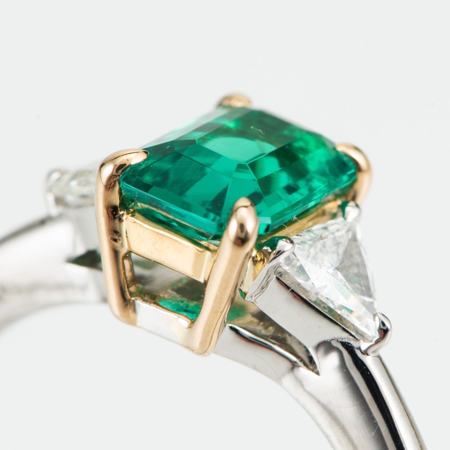 0.92ct コロンビア産エメラルドxダイヤモンド プラチナ製リング E:0.92ct D:0.24ct Pt950/K18YG GIA