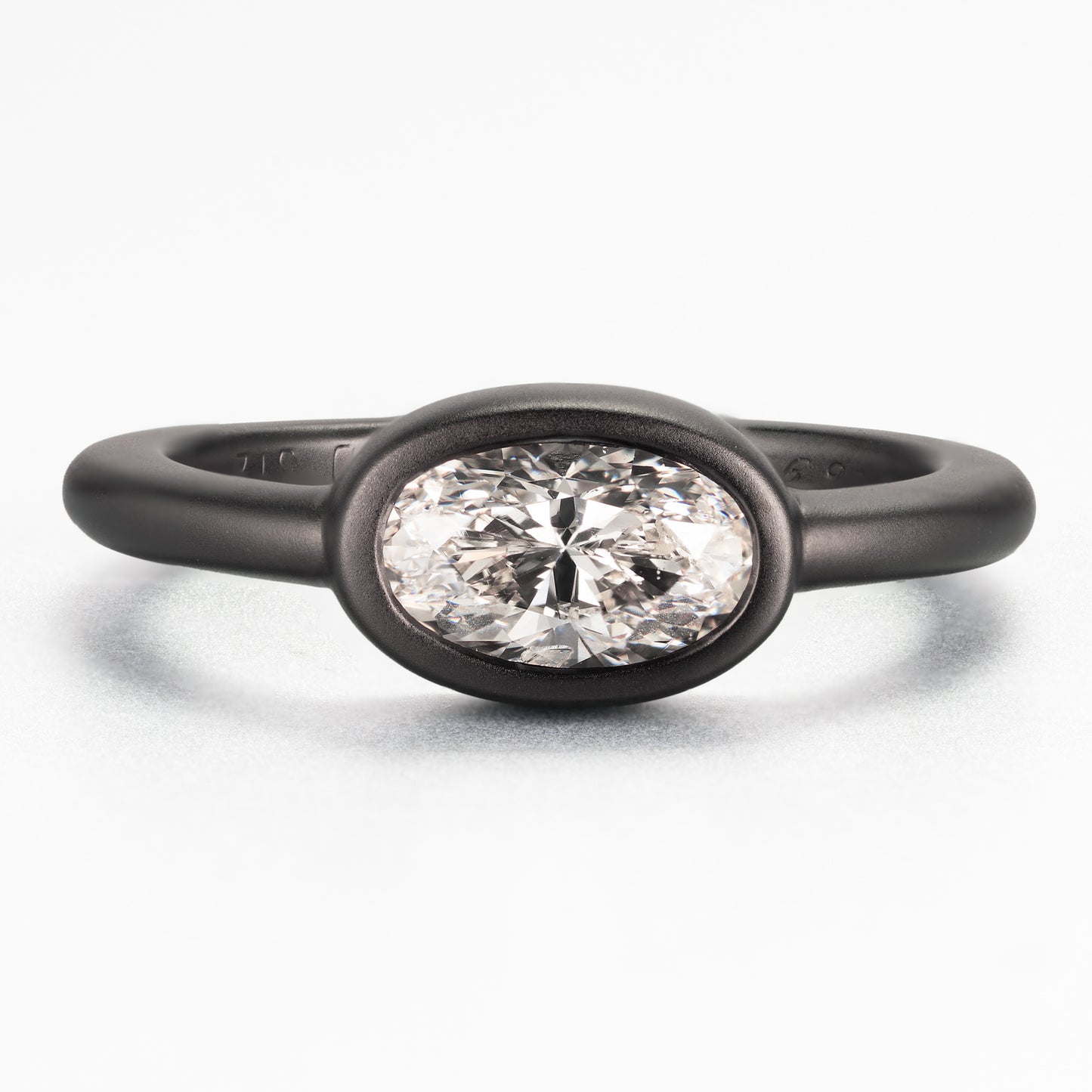 オーバルカット ダイヤモンド 1.05ct Dカラー SI2 GIAレポート付 プラチナ950 ブラックコーティング リング ベゼルセッティング 正面画像