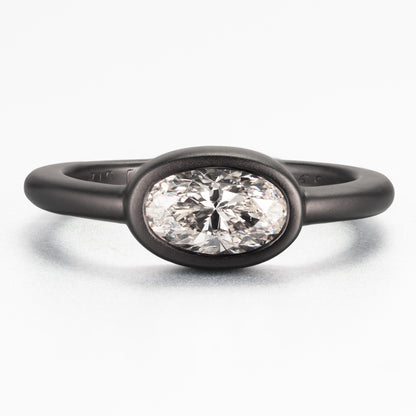 オーバルカット ダイヤモンド 1.05ct Dカラー SI2 GIAレポート付 プラチナ950 ブラックコーティング リング ベゼルセッティング 正面画像