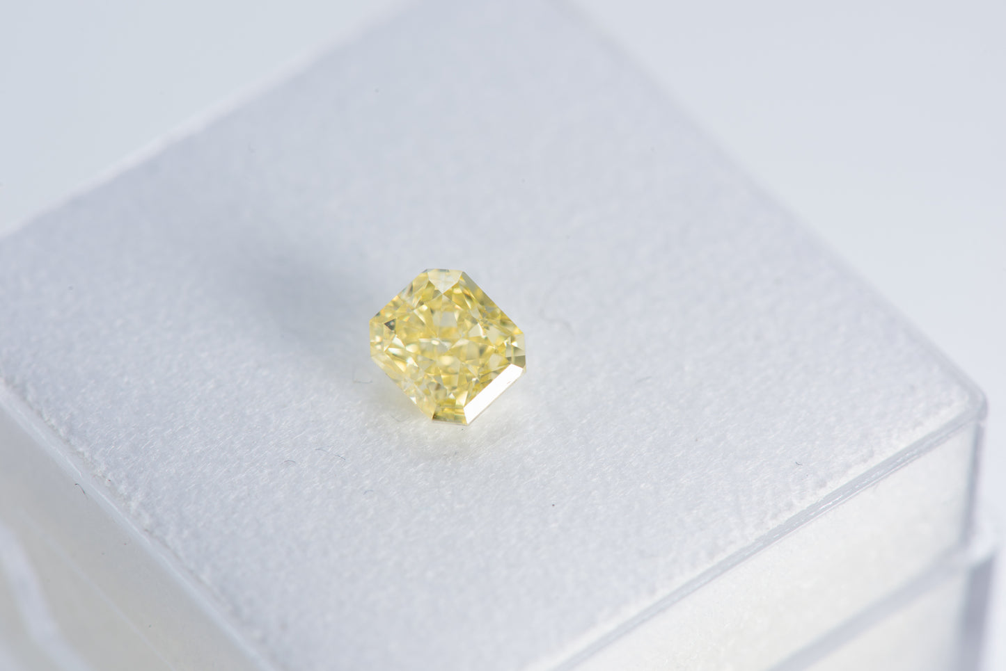 0.66ct, ファンシーインテンスイエローダイヤモンドラディアンカット Fancy Intense Yellow, SI2, GIA
