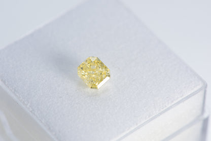 0.66ct, ファンシーインテンスイエローダイヤモンドラディアンカット Fancy Intense Yellow, SI2, GIA