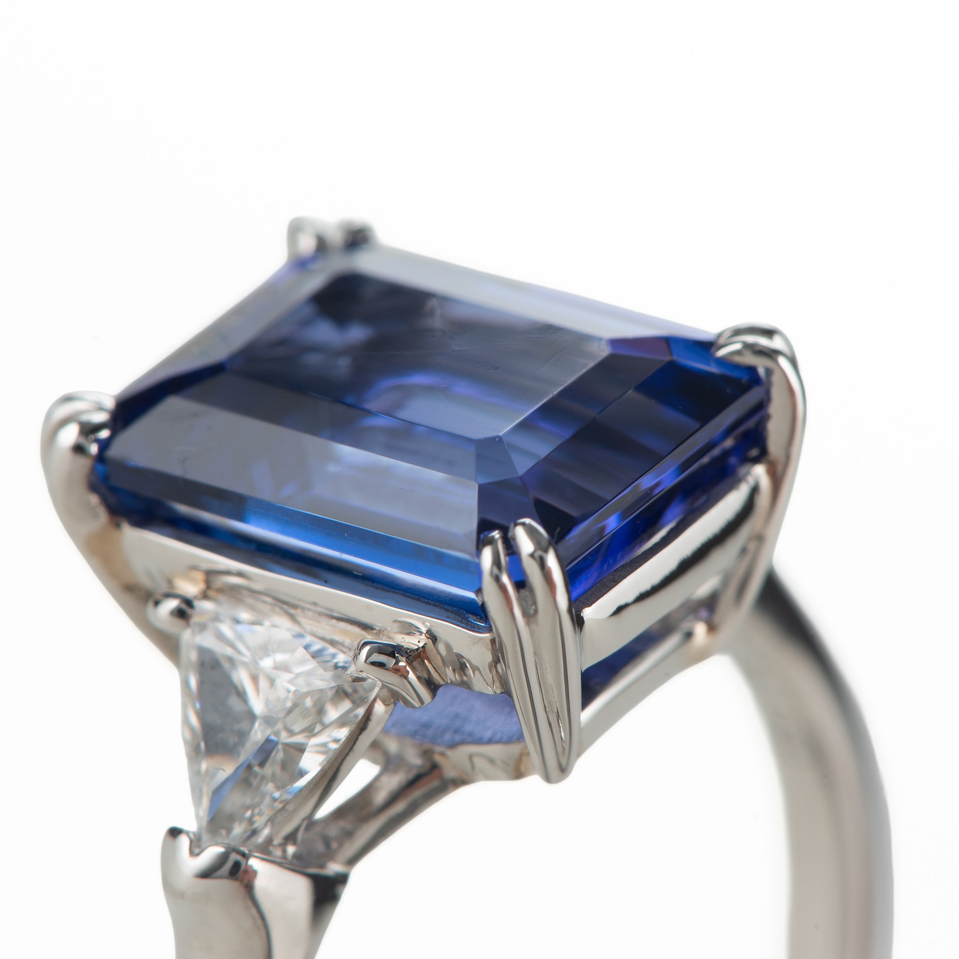 ディテール　スリーストーン タンザナイトxダイヤモンド プラチナ製リング Ta: 4.89 ct D: 0.42ct Pt900