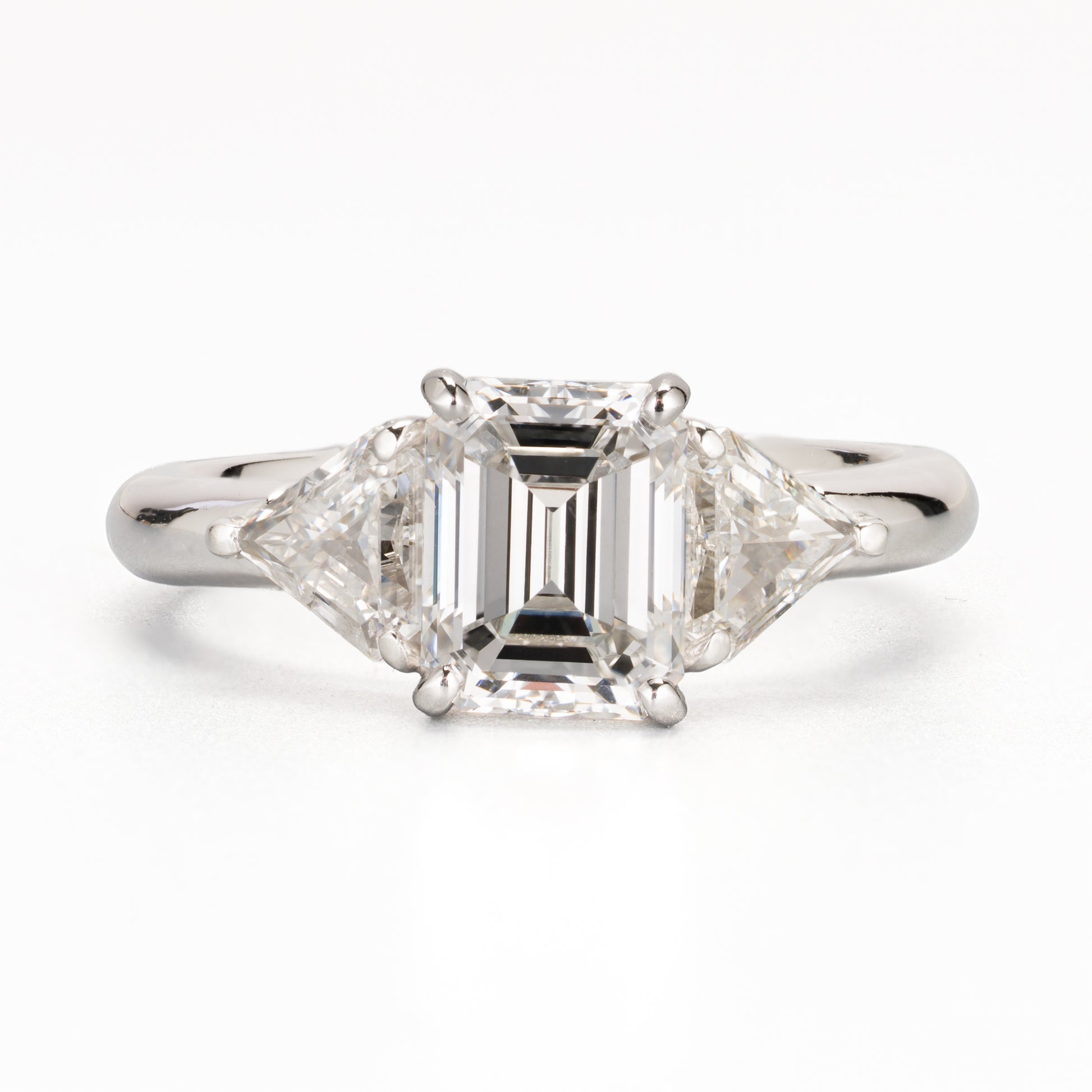 ZUISHO ダイヤモンド エメラルドカット ダイヤモンド 1.54ct Fカラー IF GIA鑑定書付 1126421682 プラチナ950 リング カイトカット ダイヤモンド 0.70ct F-G VS
