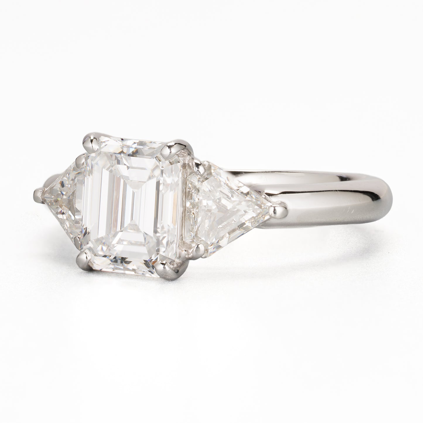 ZUISHO｜Pt950 スリーストーンエメラルドカット ダイヤモンド 1.59ct (F/IF) カイトカット ダイヤモンド 0.70ct リング（GIAレポート付）