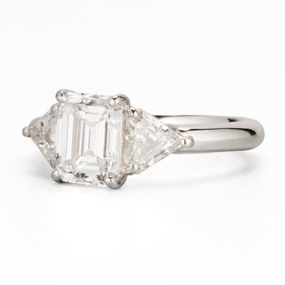 ZUISHO｜Pt950 スリーストーンエメラルドカット ダイヤモンド 1.59ct (F/IF) カイトカット ダイヤモンド 0.70ct リング（GIAレポート付）