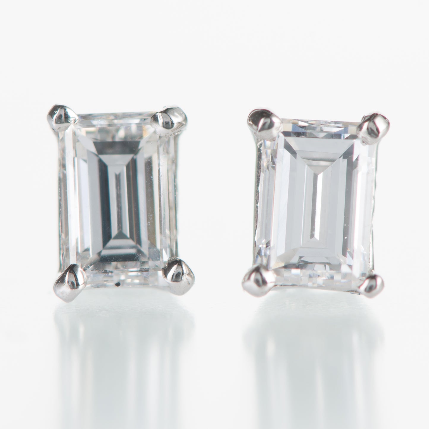 ダイヤモンドバケットカット　1粒スタッドピアス　プラチナ900製 D: 0.43t (0.221ct E VVS2 / 0.213ct F VS1 Pt900)