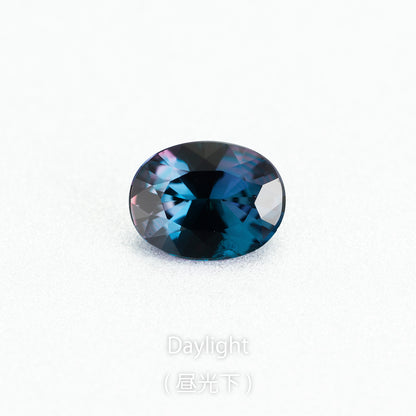 アレキサンドライト 0.24ct 昼光下での発色