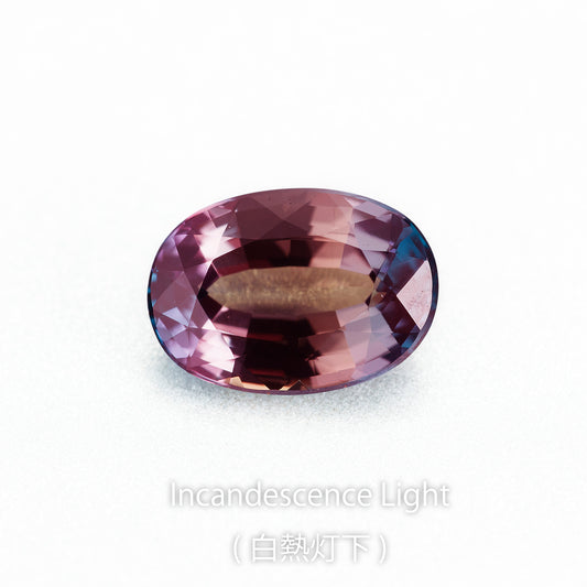 アレキサンドライト 0.53ct 白熱灯下でのカラーチェンジ