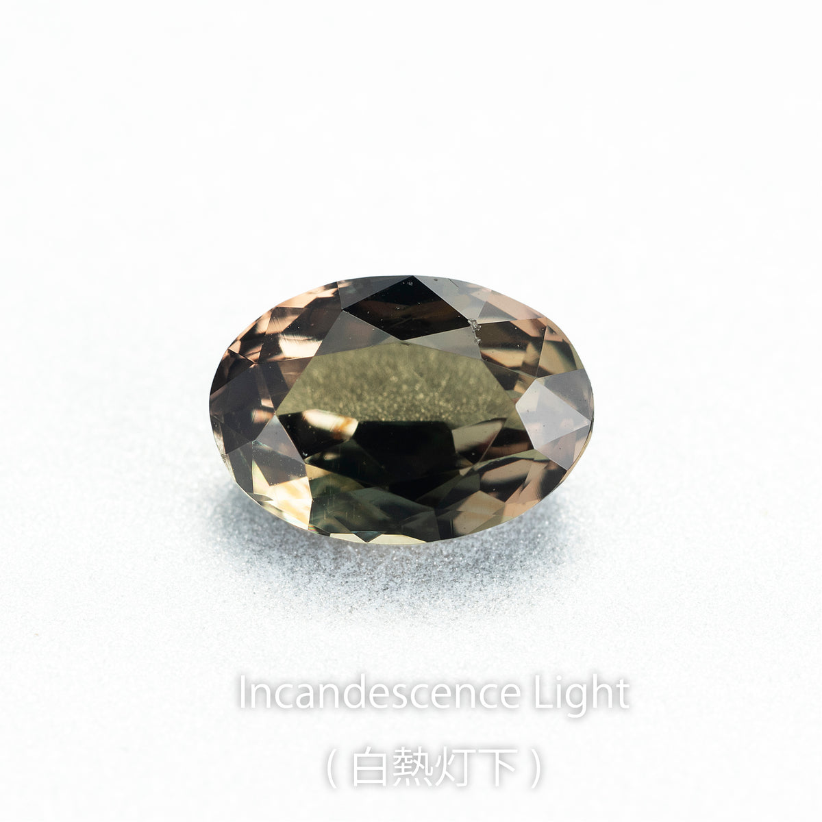 アレキサンドライト 0.55ct 白熱灯下でのカラーチェンジ