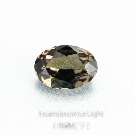 アレキサンドライト 0.55ct 白熱灯下でのカラーチェンジ