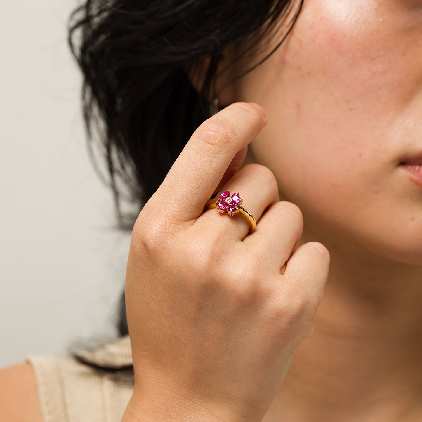 ZUISHO | K18イエローゴールド ハートシェイプ ルビー 1.15ct ダイヤモンド 0.01ct フラワー リング 着用イメージ　手元