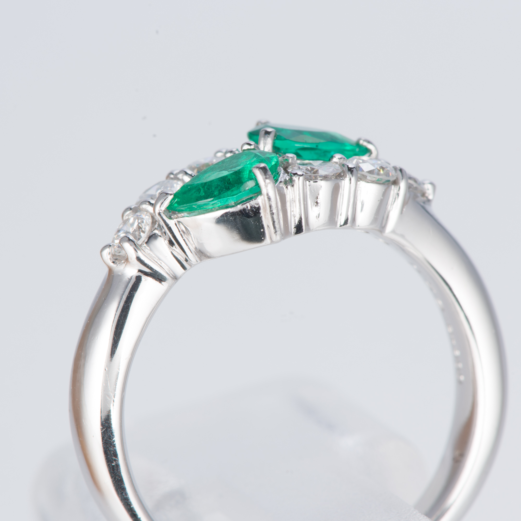 エメラルドxダイヤモンド プラチナリング E: 0.52 ct D: 0.36ct